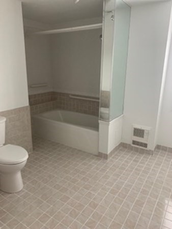 44 Elm Street, Unit 518 Worcester, MA 01609 - Photo 13 of 20 a bathroom with a toilet and a bathtub