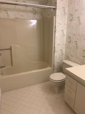 44 Elm Street, Unit 518 Worcester, MA 01609 - Photo 18 of 20 a bathroom with a toilet and a bathtub