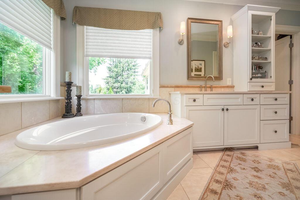 2462 Lane Road Columbus, OH 43220 - Photo 30 of 80 Primary Suite Full Bathroom
