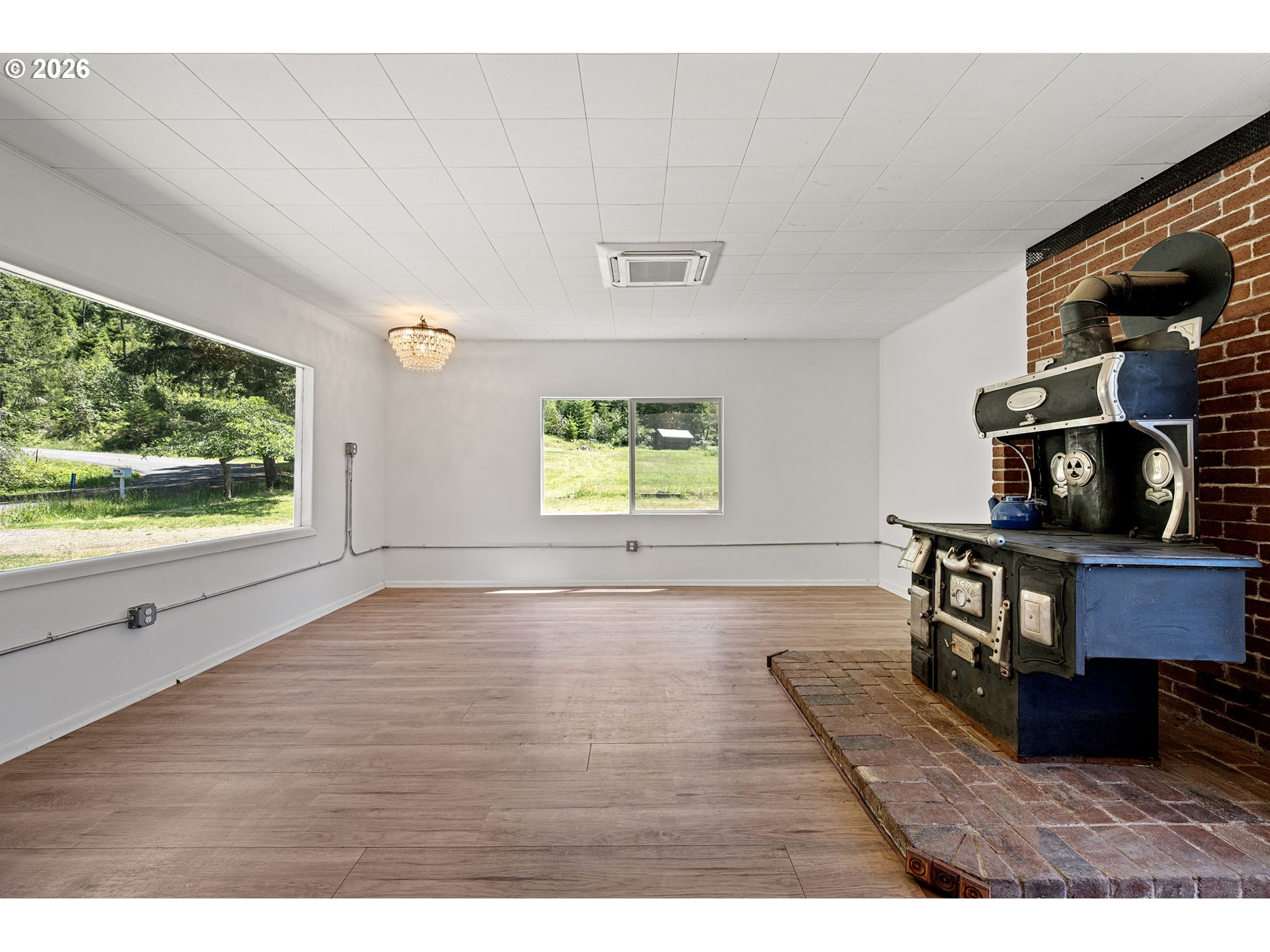 77521 Brock Road Oakridge, OR 97463 - Photo 7 of 48 a view of empty room with wooden floor and fan