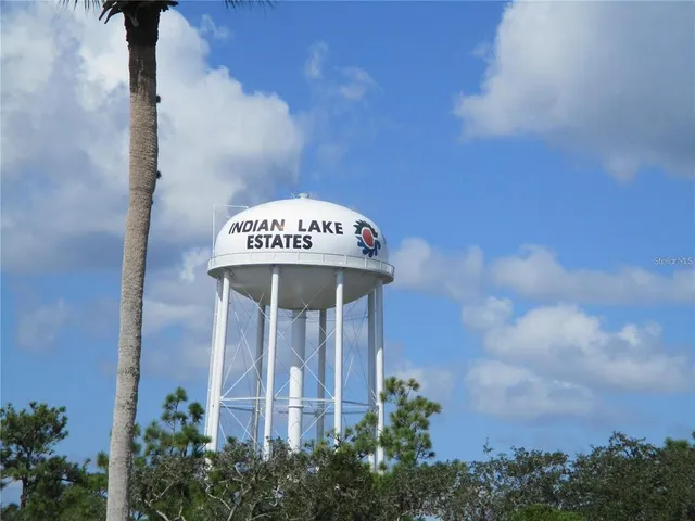 a sign that is on the wall of the building