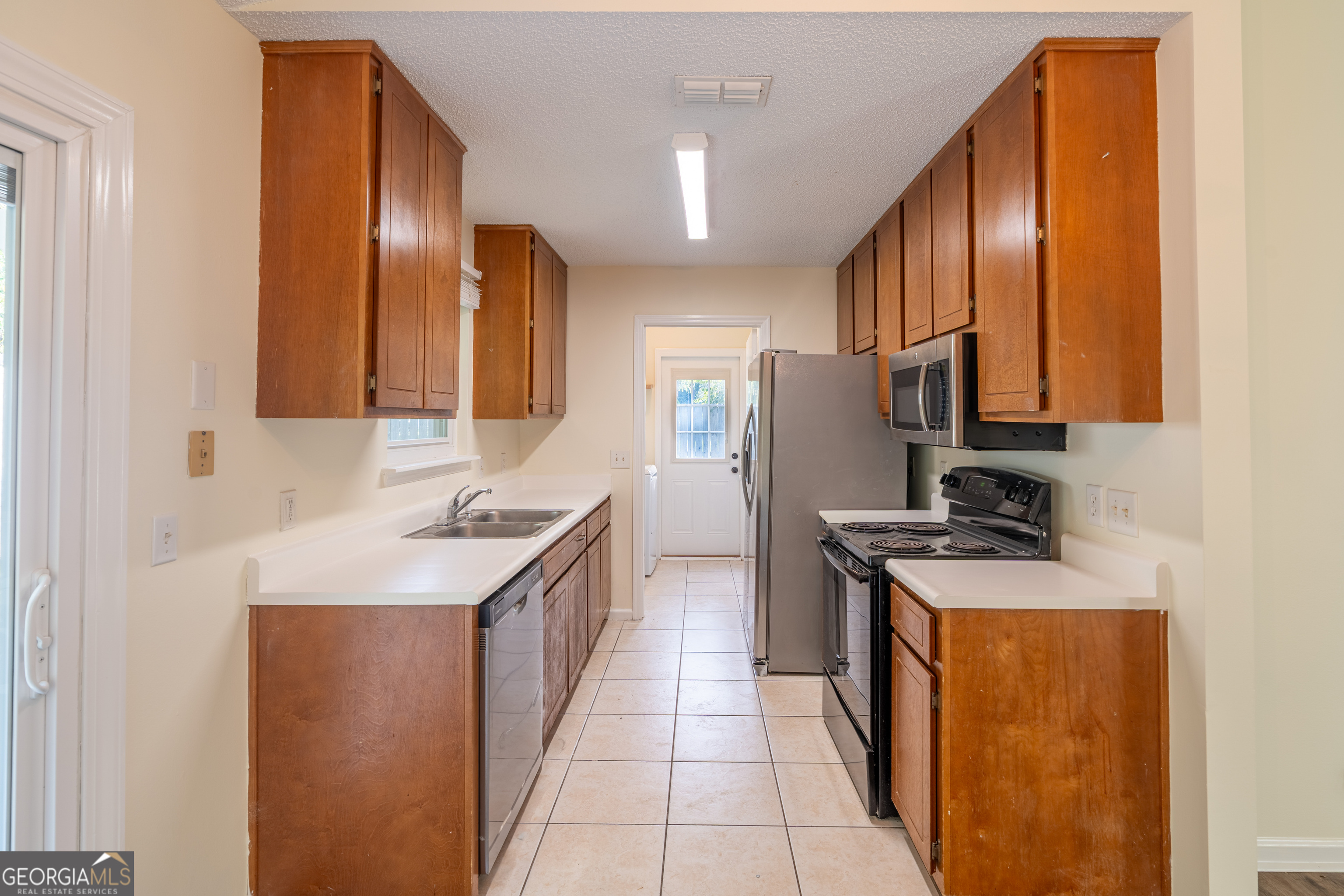 404 Potomac Court St. Marys, GA 31558 - Photo 13 of 30 a kitchen with stainless steel appliances granite countertop a sink stove and refrigerator