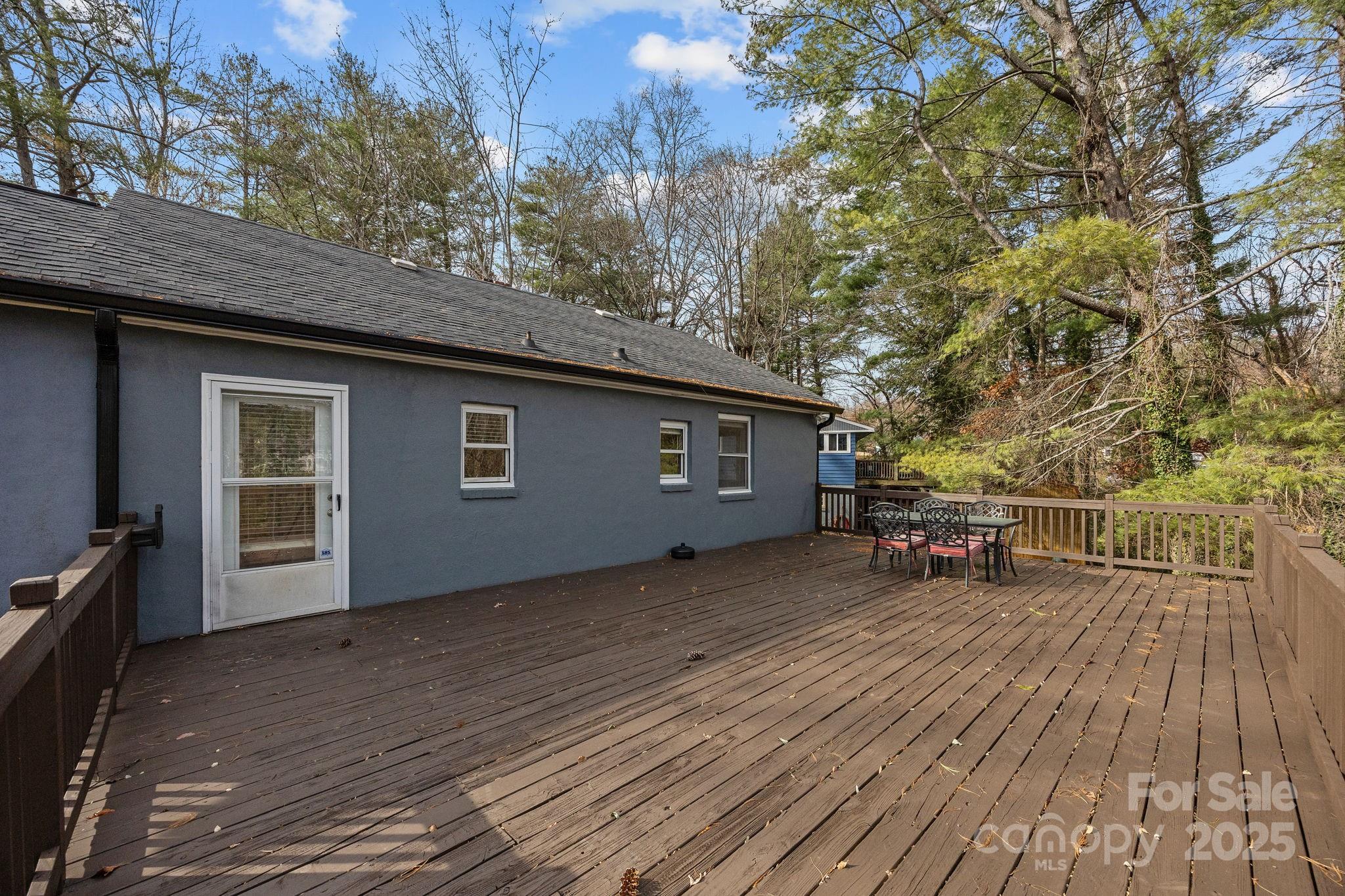 175 Chatham Road Asheville, NC 28804 - Photo 24 of 48 a backyard of a house with table and chairs