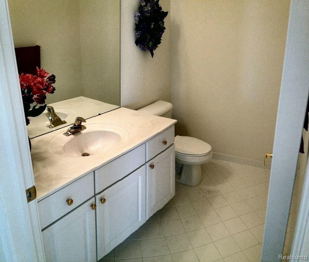 1640 Boulder Court Rochester, MI 48306 - Photo 13 of 35 half bath.jpg