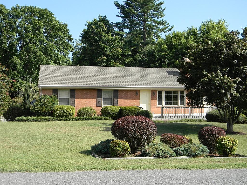 3529 Windsor Road Roanoke, VA 24018 - Photo 1 of 21 Main Front Exterior