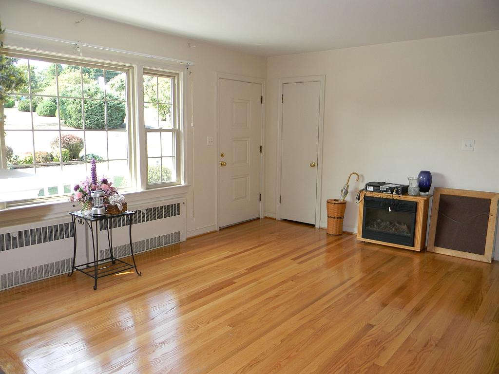 3529 Windsor Road Roanoke, VA 24018 - Photo 3 of 21 Living Room