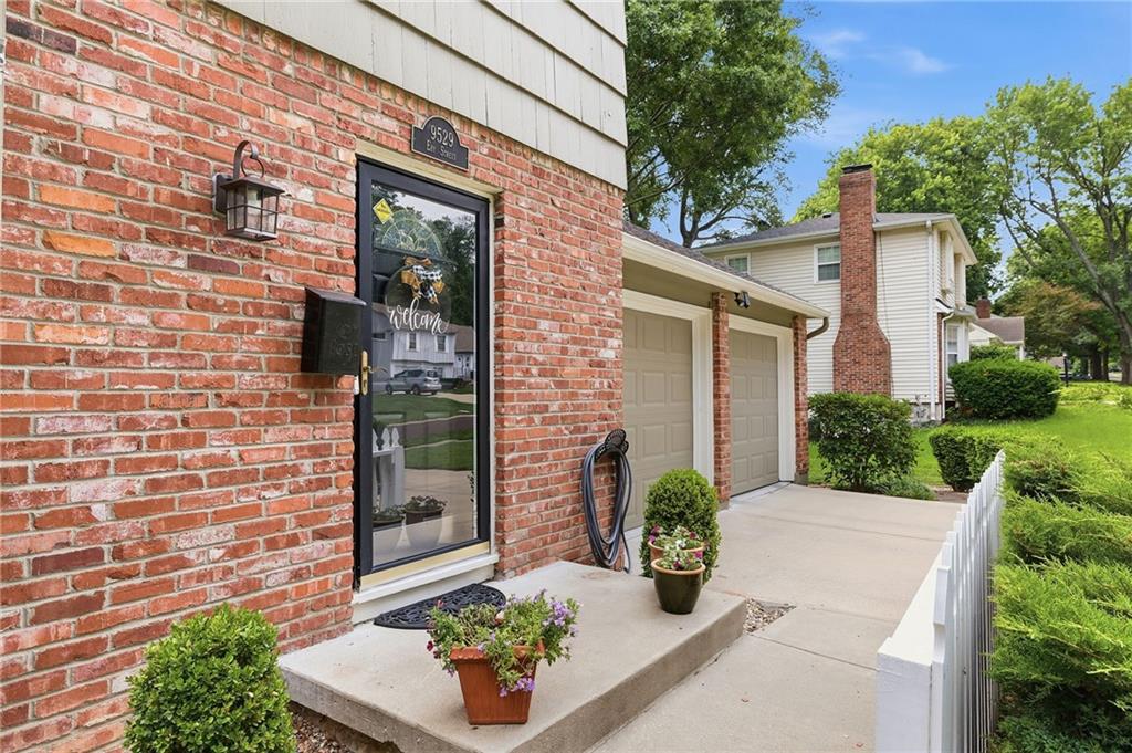 9529 Eby Street Overland Park, KS 66212 - Photo 4 of 38