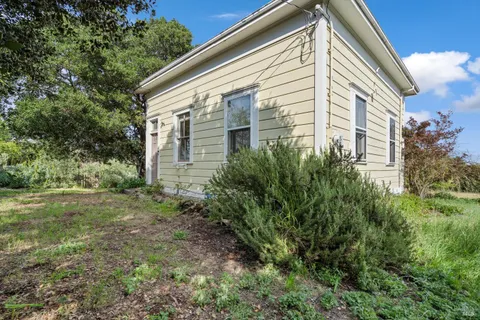 a view of a house with backyard