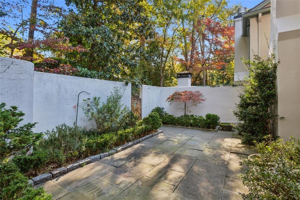 650 Moores Mill Road Northwest, Unit 19 Atlanta, GA 30327 - Photo 46 of 48 a backyard of a house with lots of green space