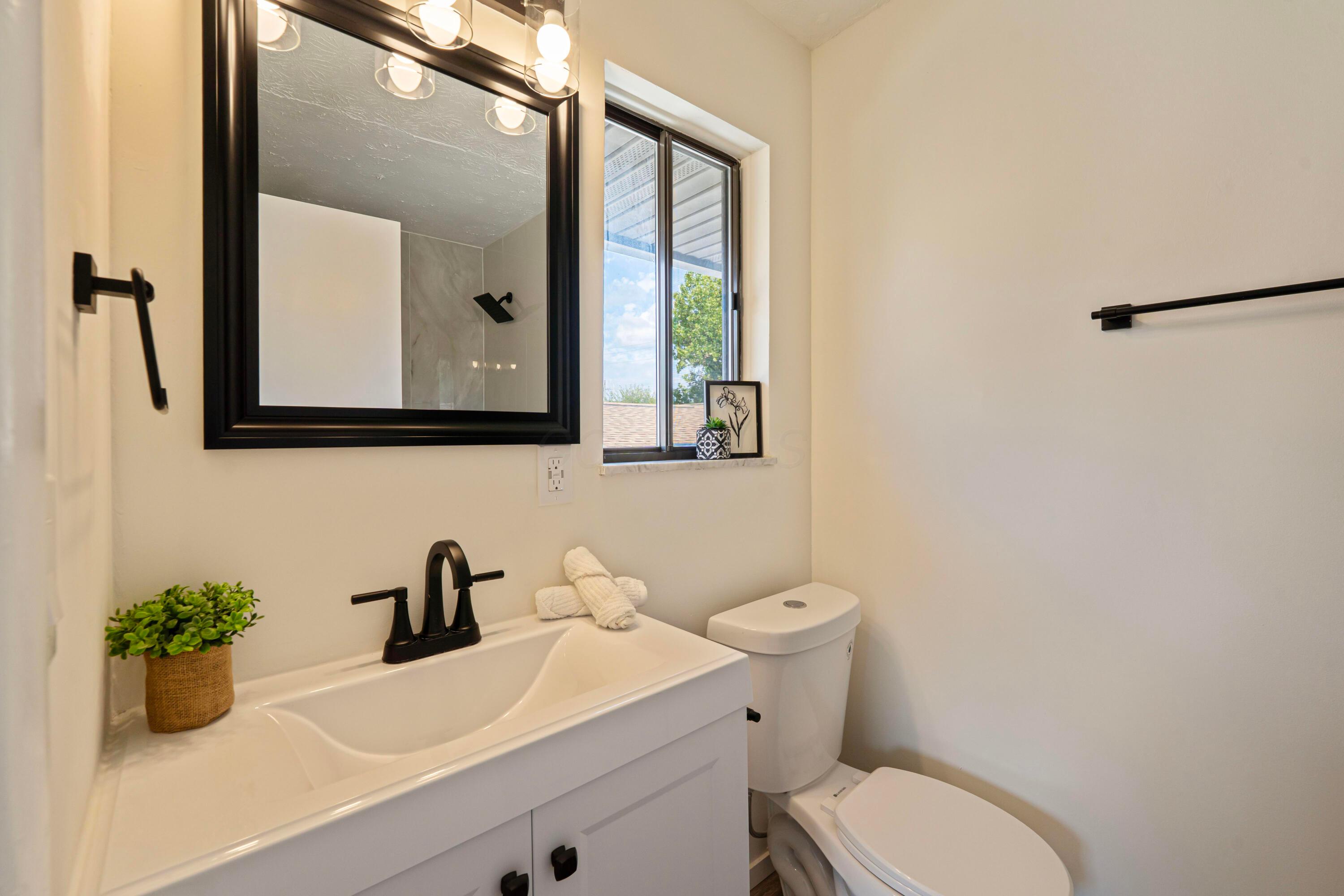 560 South Kellner Road Columbus, OH 43209 - Photo 18 of 32 bathroom4