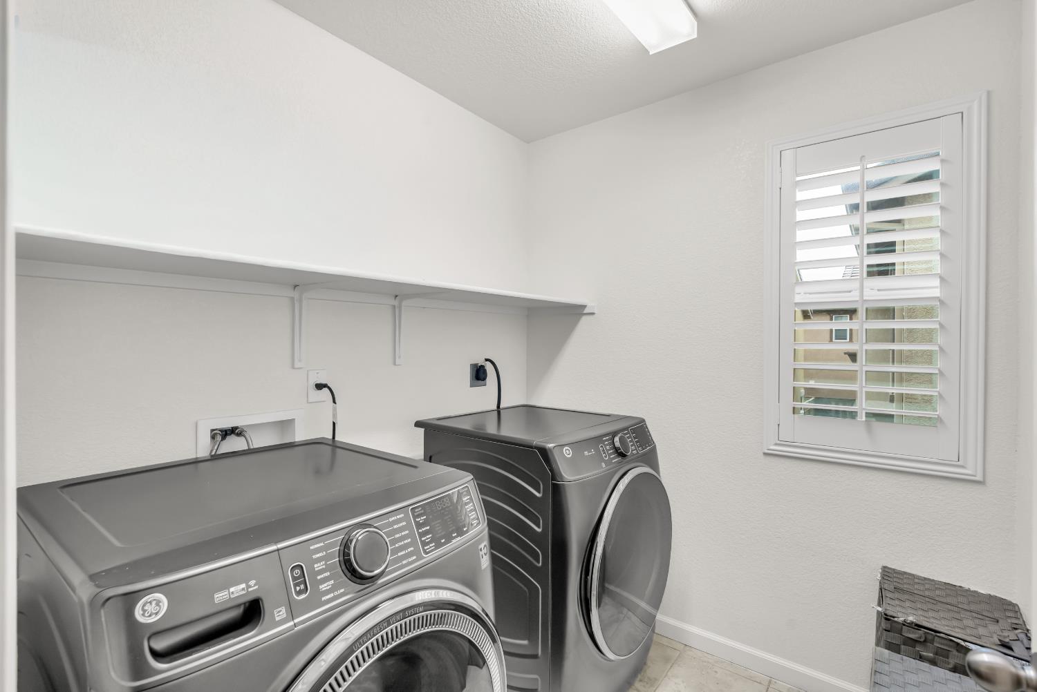 8193 Kramer Ranch Way Elk Grove, CA 95758 - Photo 27 of 48 a utility room with dryer and washer