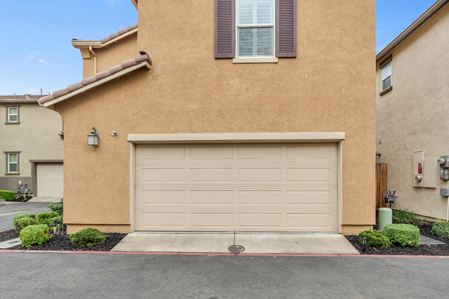 8193 Kramer Ranch Way Elk Grove, CA 95758 - Photo 38 of 48 a front view of a house with a garage