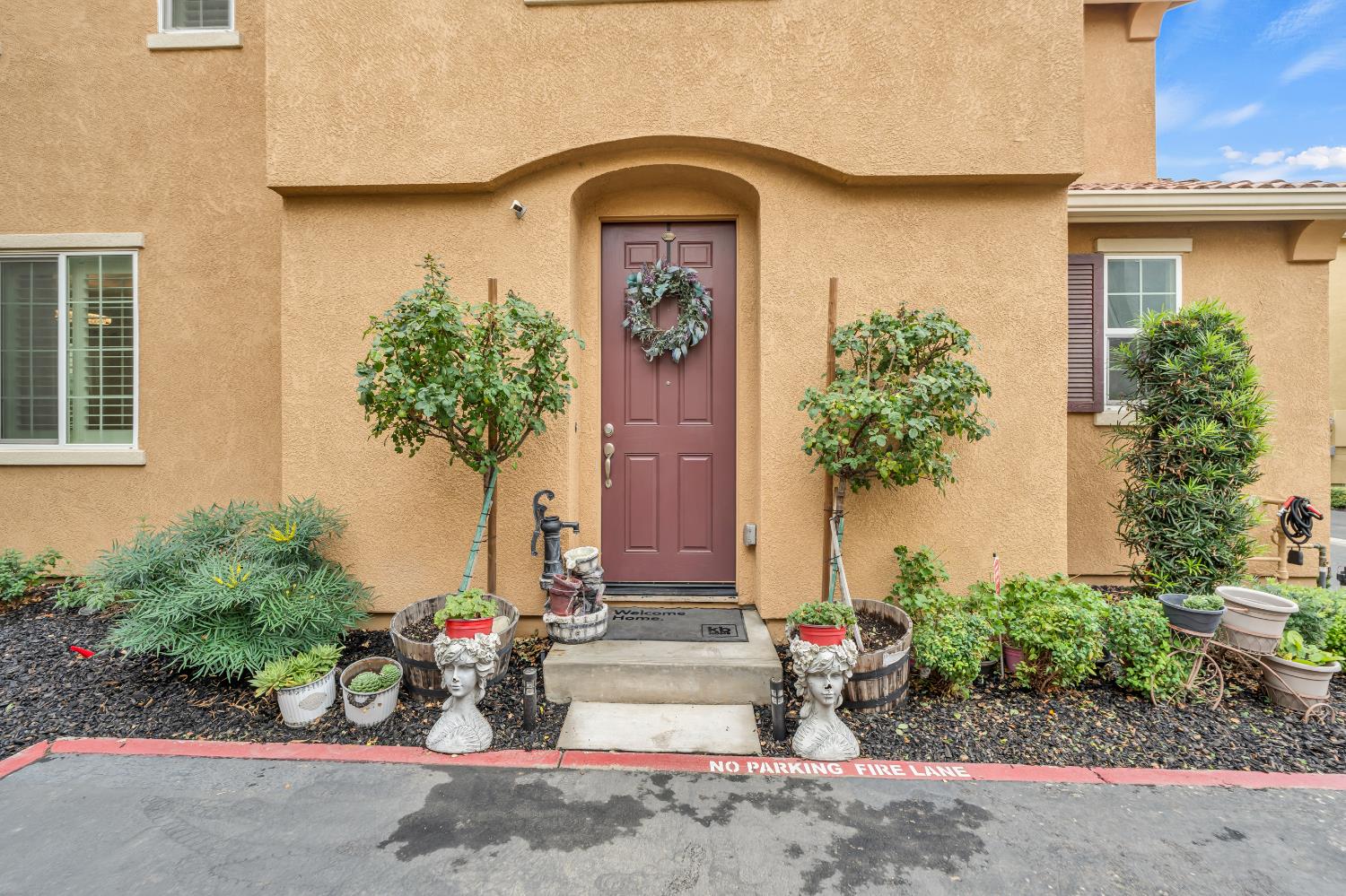 8193 Kramer Ranch Way Elk Grove, CA 95758 - Photo 4 of 48 a front view of a house with garden