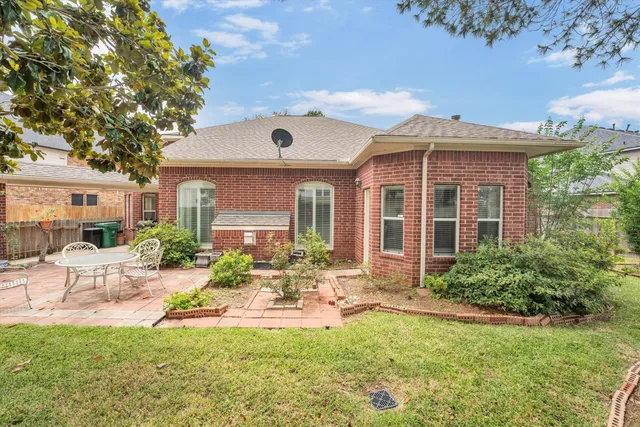 a view of a house with backyard and sitting area