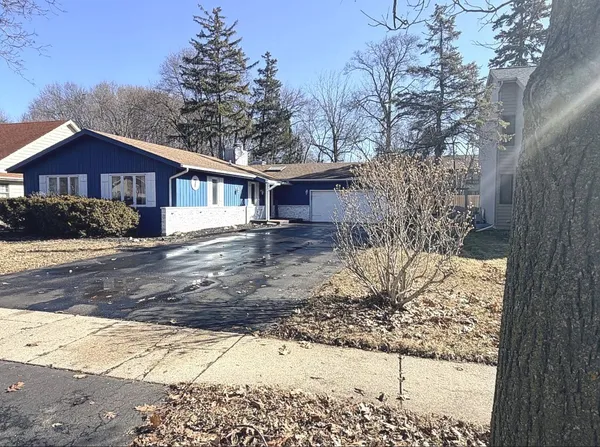 $365,000 | 7 Woodhead Drive, Lake Villa, IL 60046