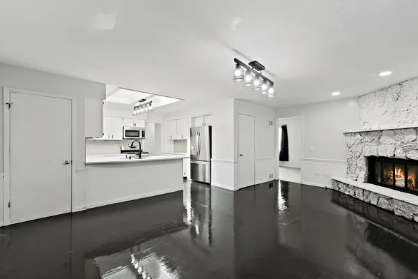 $365,000 | 7 Woodhead Drive, Lake Villa, IL 60046