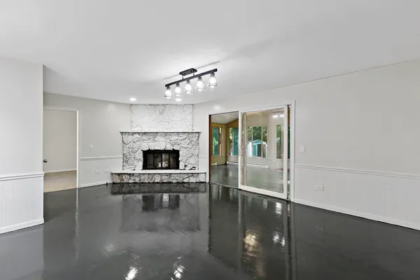 $365,000 | 7 Woodhead Drive, Lake Villa, IL 60046