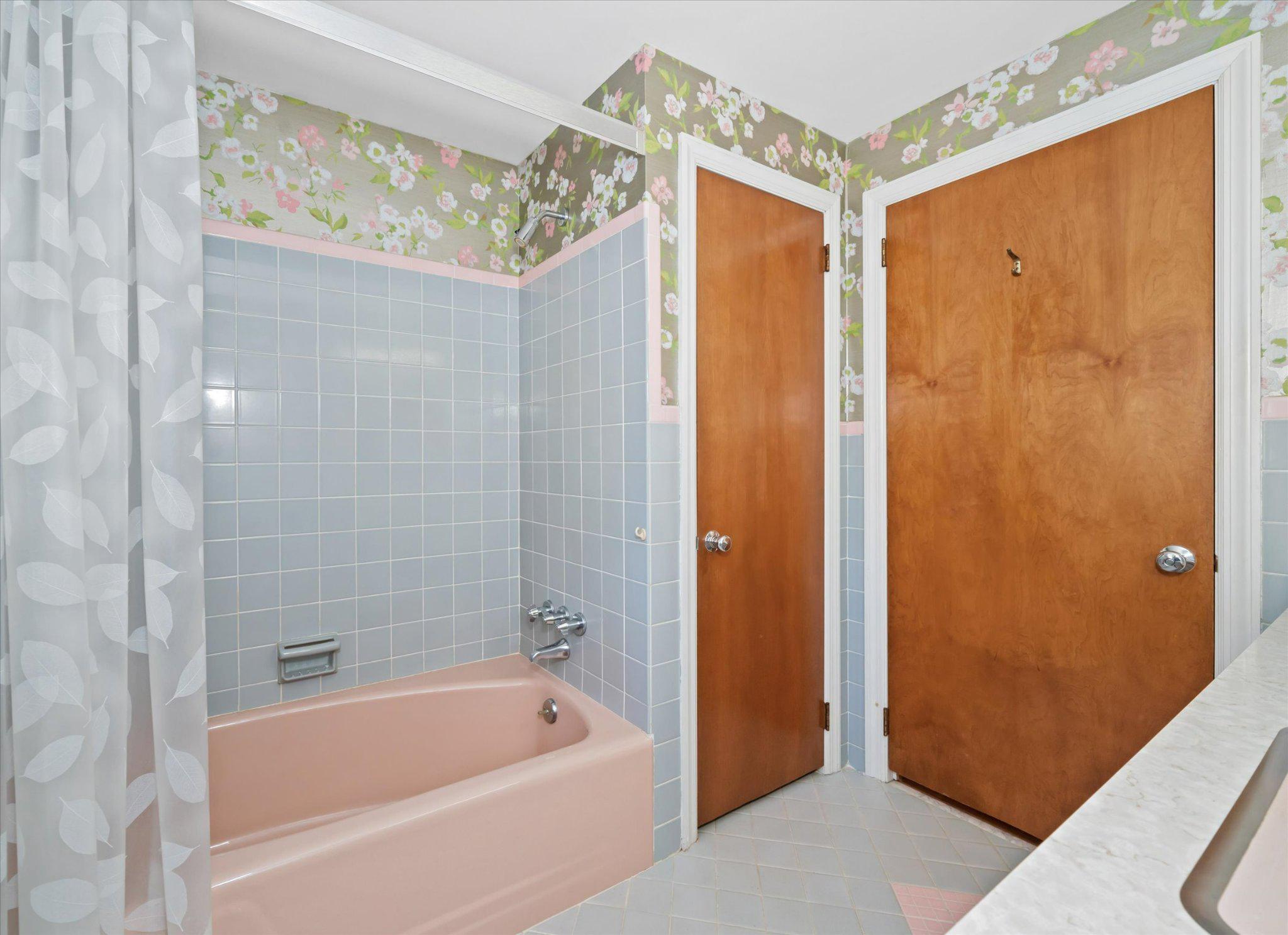859 Yorklyn Road Hockessin, DE 19707 - Photo 16 of 28 Full Vintage Bath Upstairs