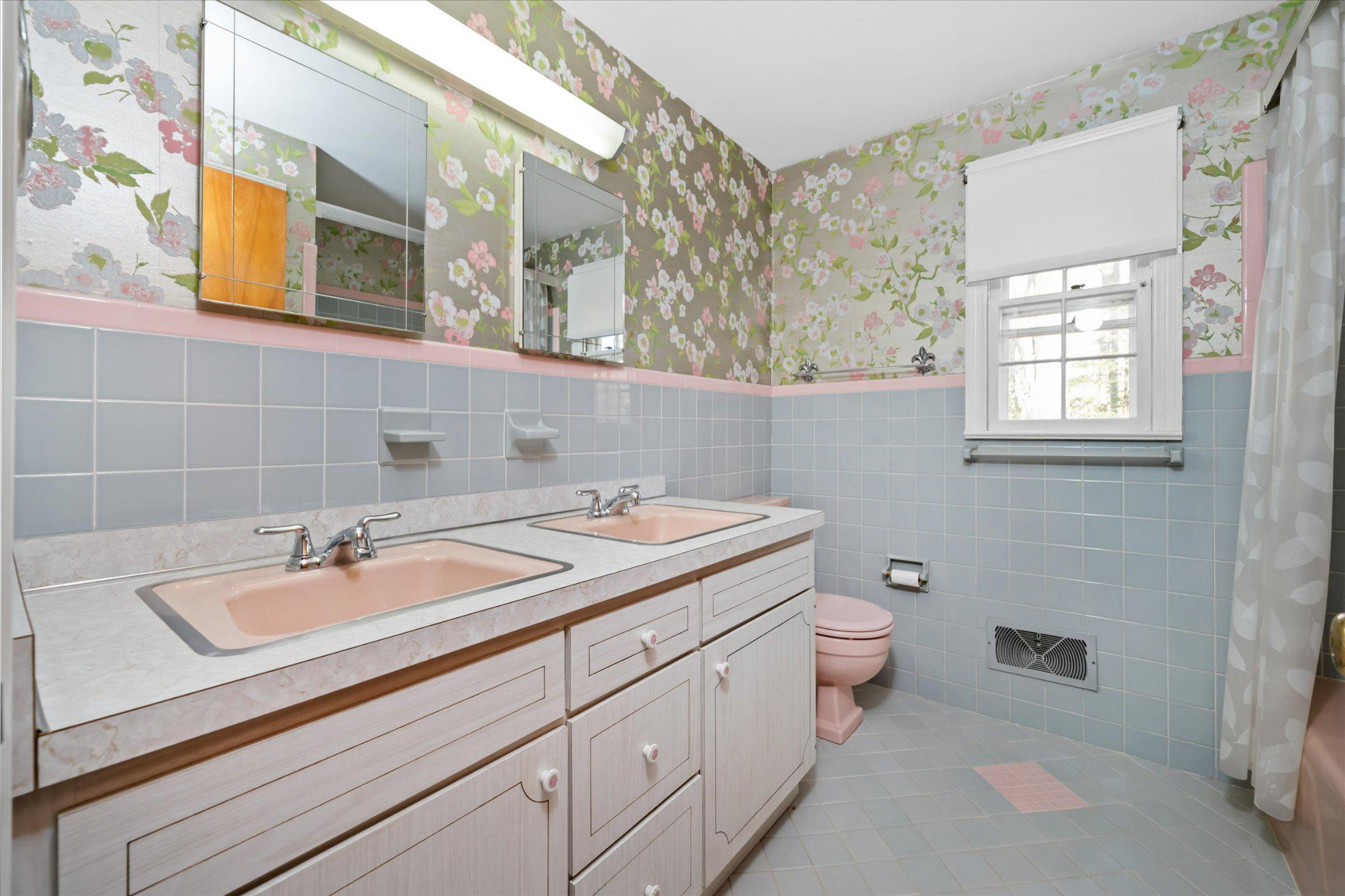 859 Yorklyn Road Hockessin, DE 19707 - Photo 17 of 28 Charming vintage full bath upstairs