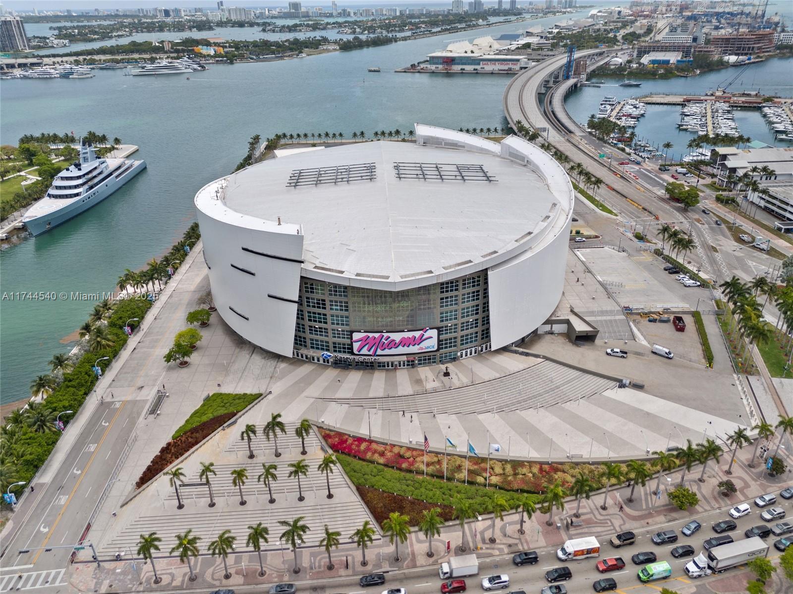 900 Biscayne Boulevard, Unit 4708 Miami, FL 33132 - Photo 31 of 39 a view of a water fountain and a terrace
