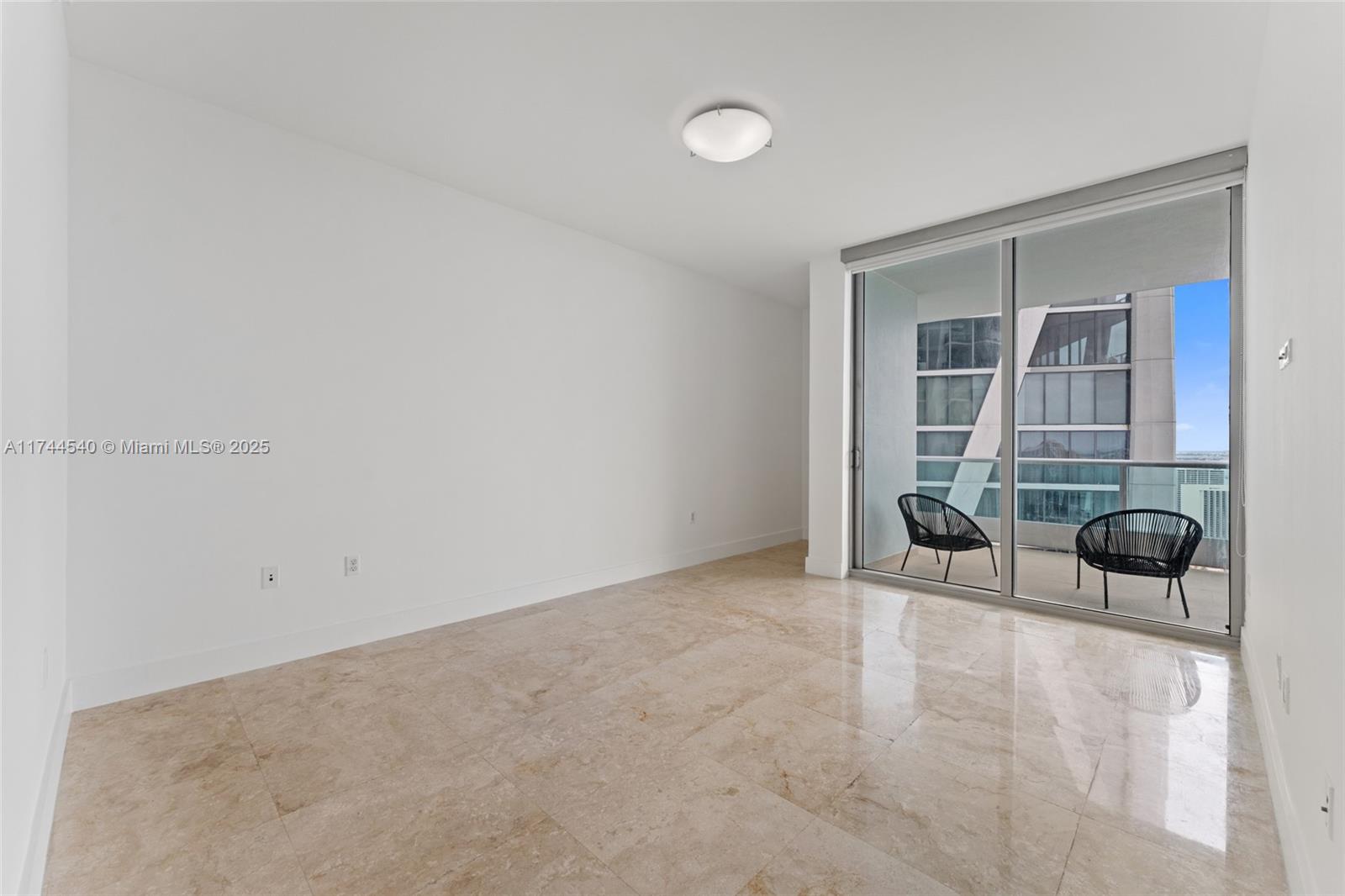 900 Biscayne Boulevard, Unit 4708 Miami, FL 33132 - Photo 5 of 39 an empty room with windows
