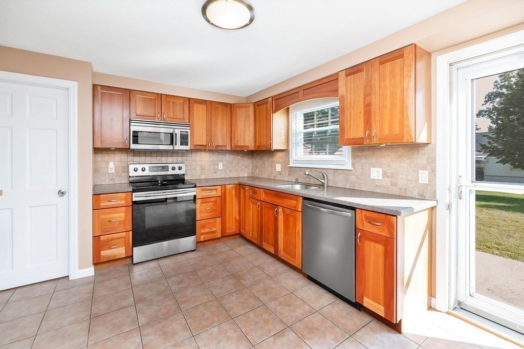 257 Winton Street Springfield, MA 01118 - Photo 14 of 42 Gallery Image 14