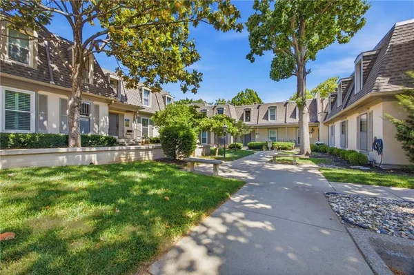 $249,000 | 10704 Glenwood Street, Unit E, Overland Park, KS 66211