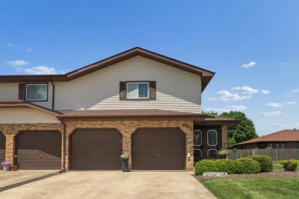 $315,000 | 893 Meadow Ridge Lane, New Lenox, IL 60451