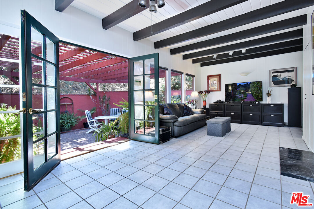 3833 Woodcliff Road Sherman Oaks, CA 91403 - Photo 19 of 52 a living room with furniture