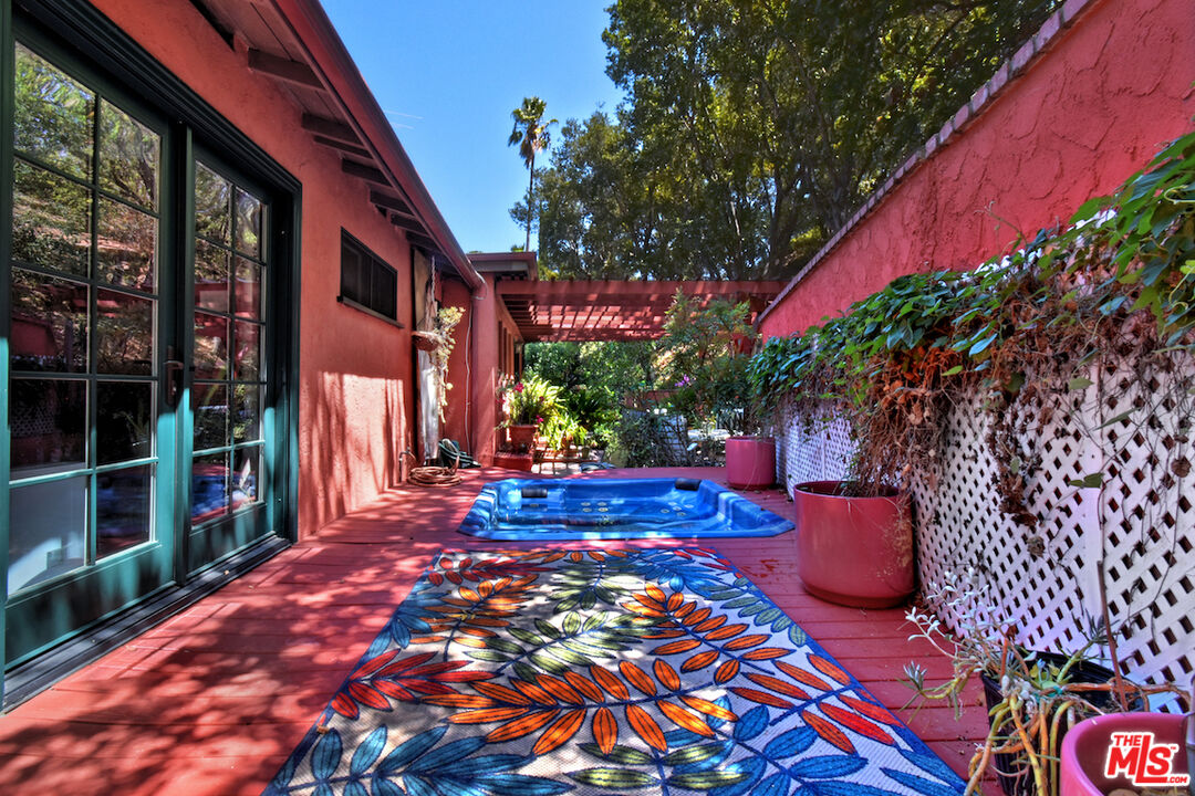 3833 Woodcliff Road Sherman Oaks, CA 91403 - Photo 24 of 52 a outdoor space with sitting area