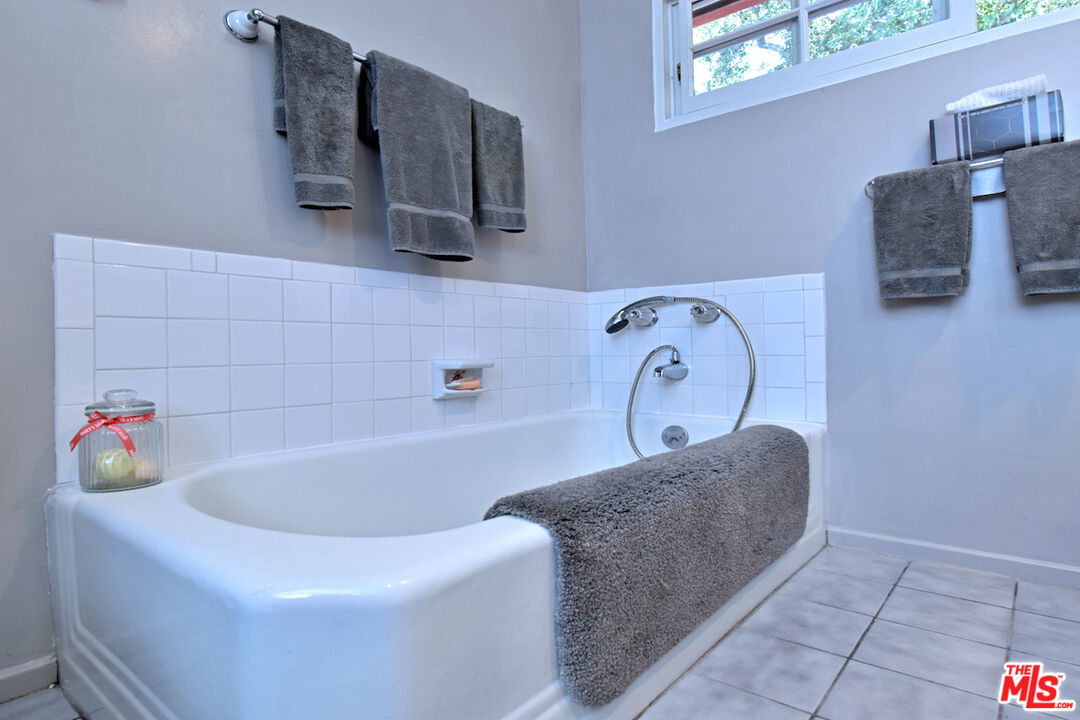 3833 Woodcliff Road Sherman Oaks, CA 91403 - Photo 26 of 52 a bathroom with a tub sink and mirror