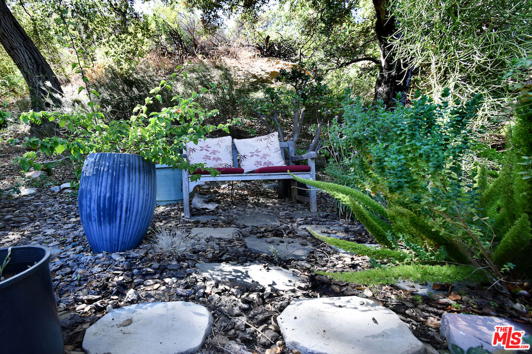 3833 Woodcliff Road Sherman Oaks, CA 91403 - Photo 35 of 52 a wooden fence with some plants
