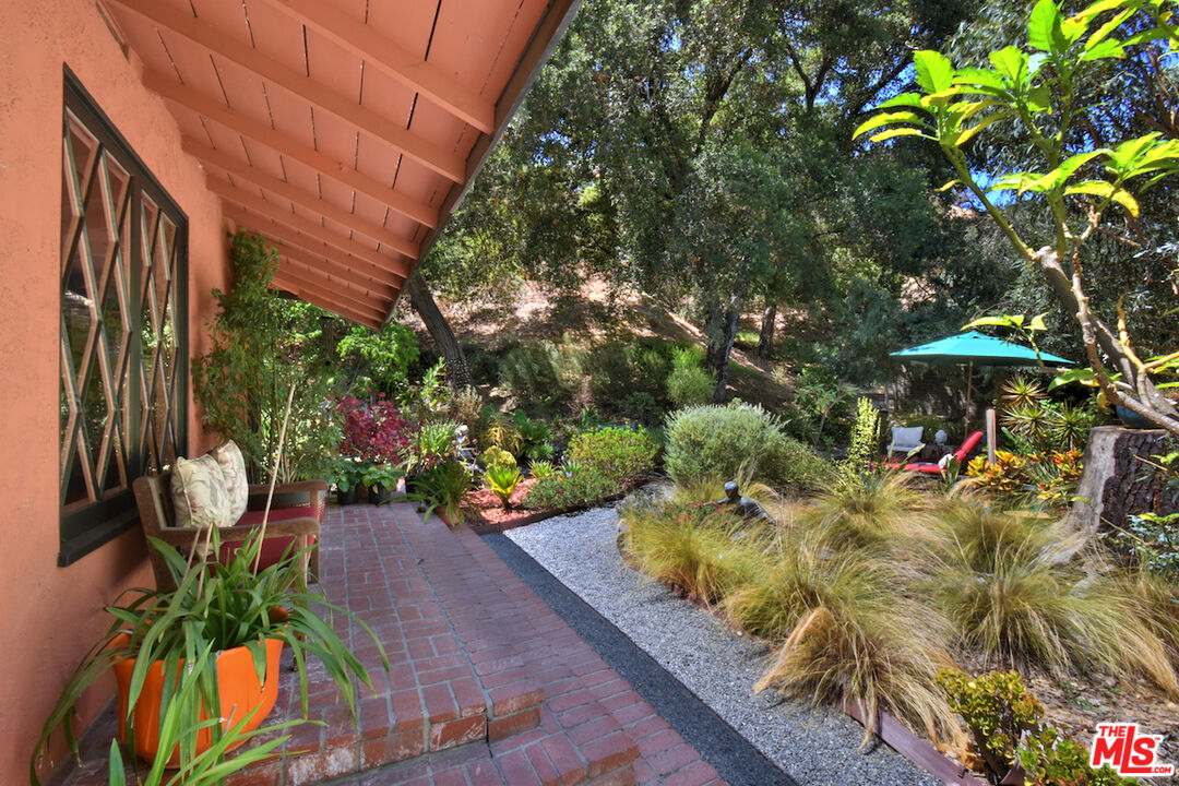 3833 Woodcliff Road Sherman Oaks, CA 91403 - Photo 4 of 52 a backyard of a house with lots of green space and furniture