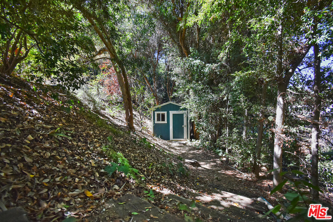 3833 Woodcliff Road Sherman Oaks, CA 91403 - Photo 48 of 52 a backyard of a house with lots of green space