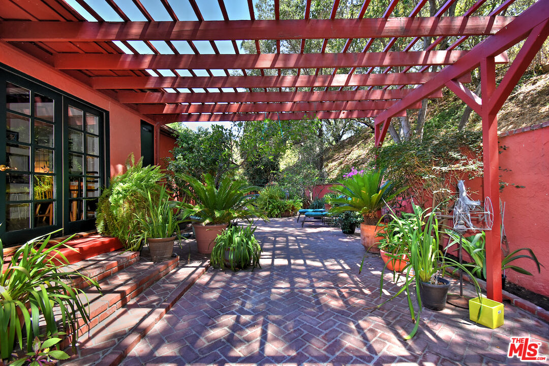 3833 Woodcliff Road Sherman Oaks, CA 91403 - Photo 8 of 52 a patio with table and chairs and potted plants