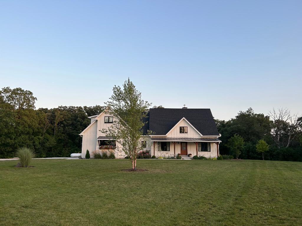 6703 West Dupont Road Morris, IL 60450 - Photo 3 of 31 a front view of a house with garden