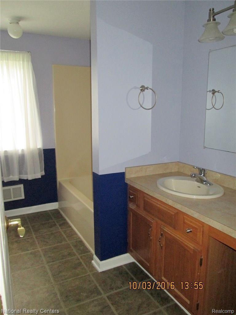 6602 Walters Road Clarkston, MI 48346 - Photo 13 of 32 IMG_0223.jpg