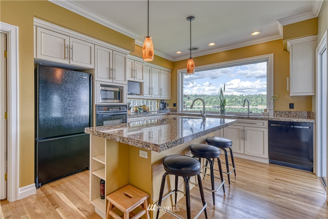 2631 Marine Drive Bremerton, WA 98312 - Photo 13 of 40