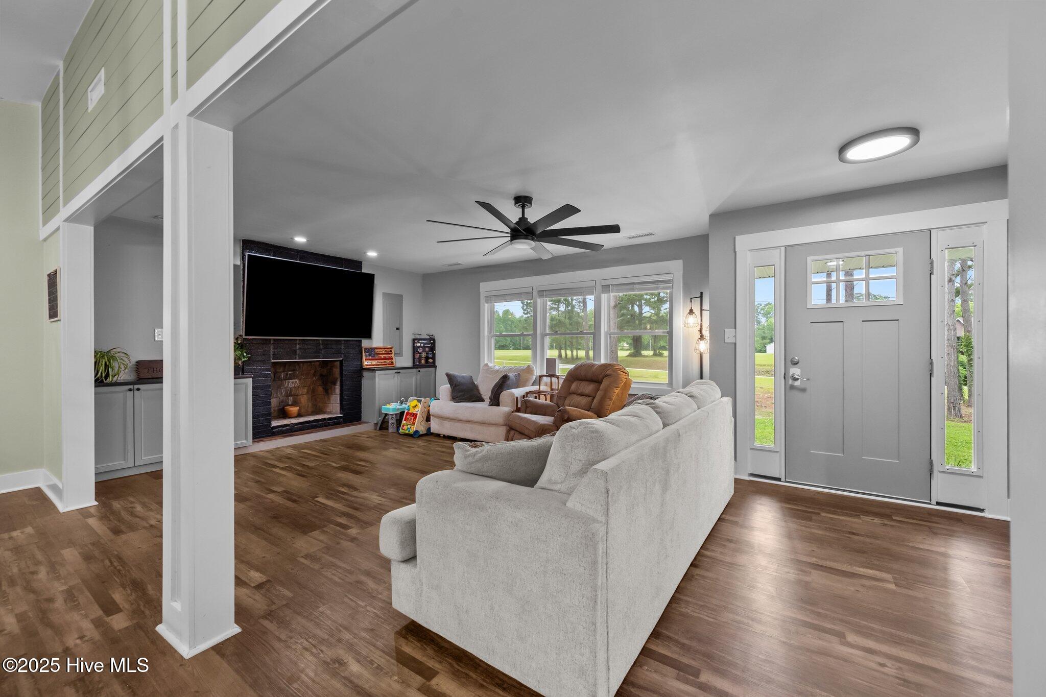 206 Justice Road Jacksonville, NC 28540 - Photo 16 of 29 living room