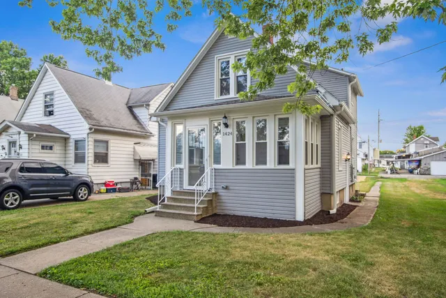 $204,500 | 1424 Clark Street, DeKalb, IL 60115