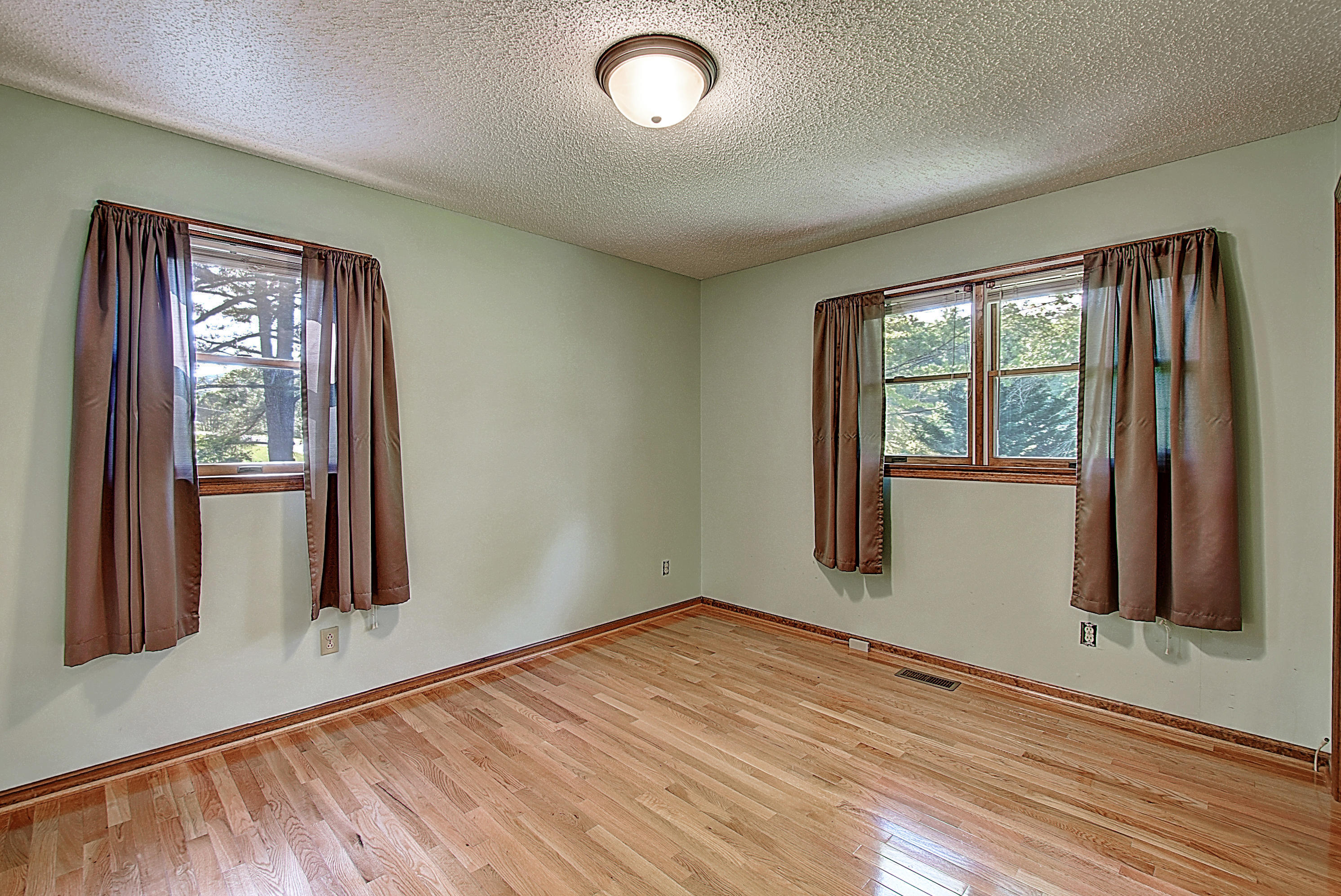 160 Bill Bennett Road Johnson City, TN 37604 - Photo 23 of 39 Guest Bedroom