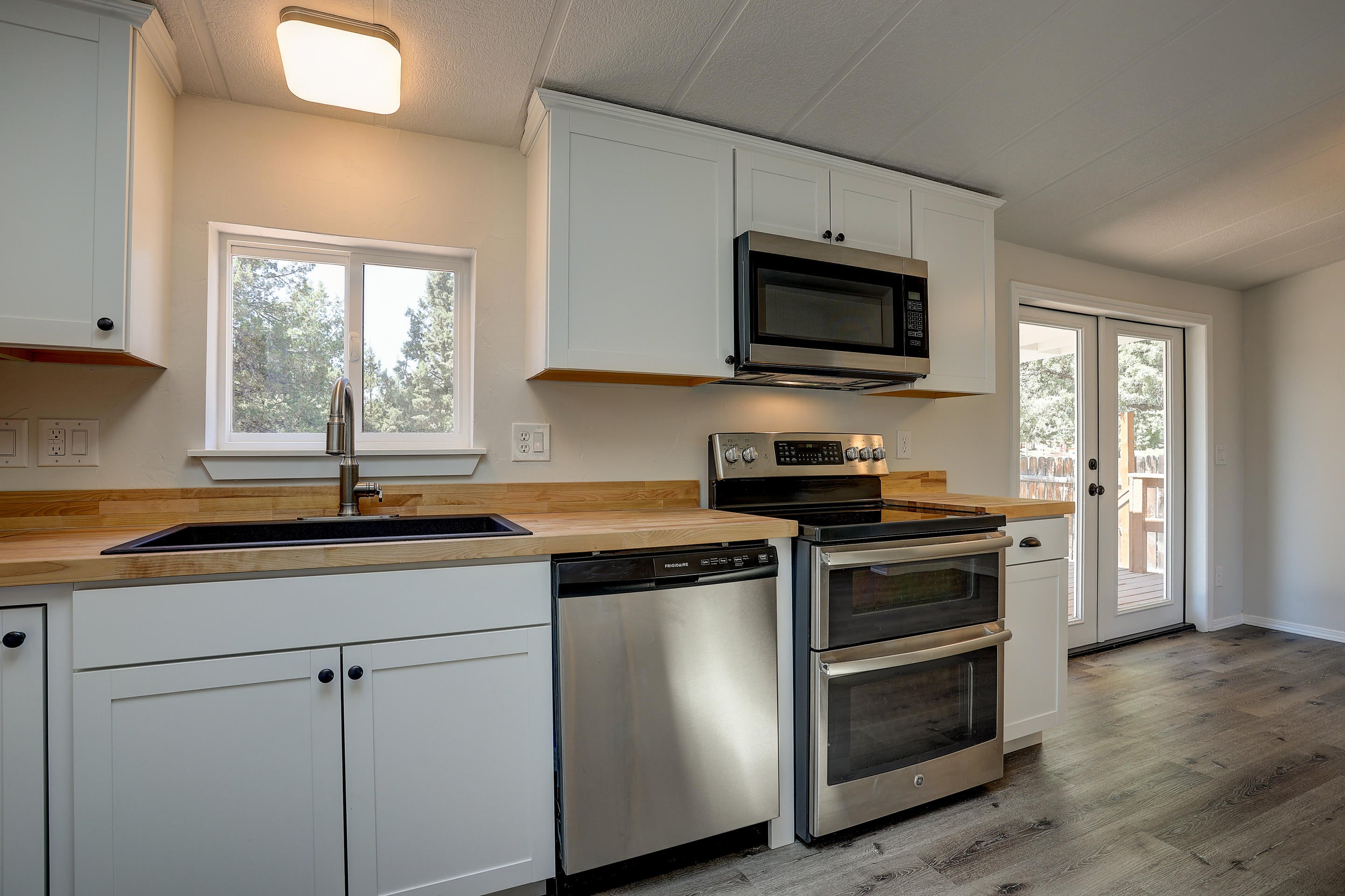 8085 Southwest Crater Loop Road Terrebonne, OR 97760 - Photo 3 of 26 kitchen again