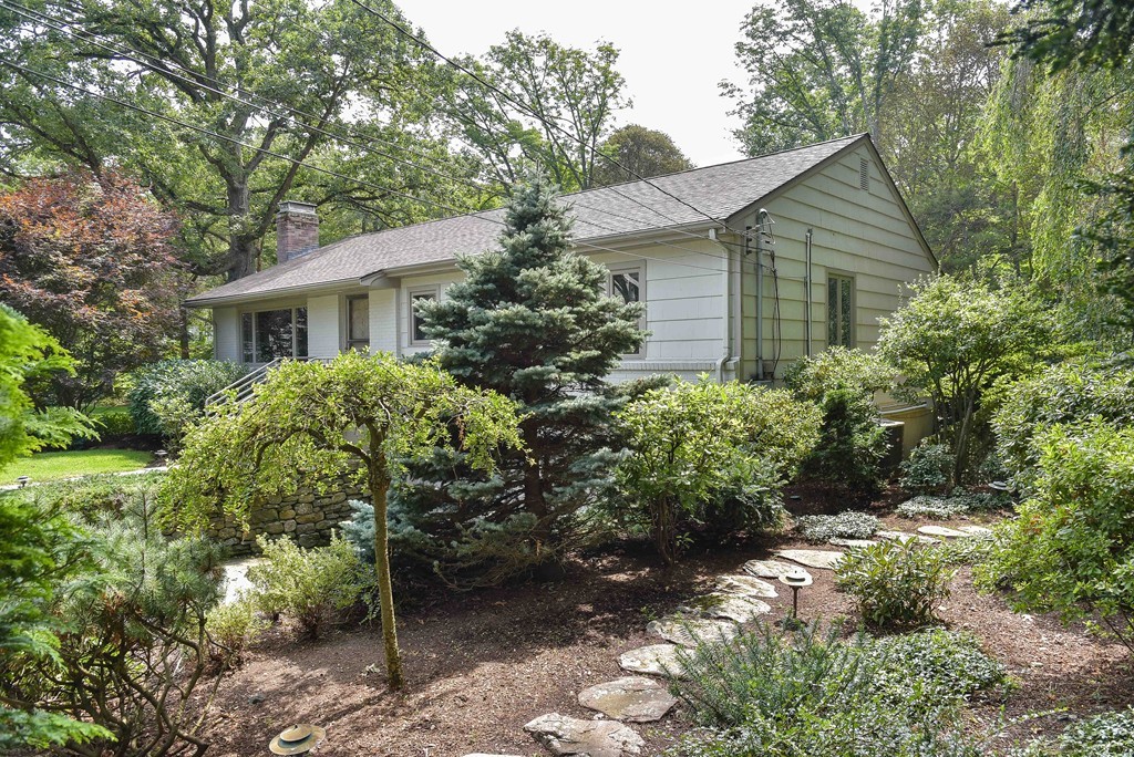 40 Silver Birch Road Newton, MA 02468 - Photo 3 of 28