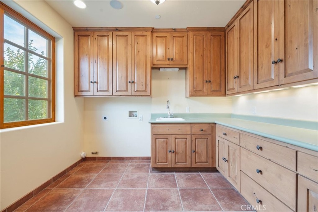 30718 Mesa Crest Road Valley Center, CA 92082 - Photo 28 of 50 Laundry