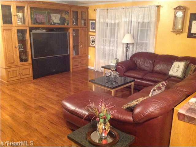 1217 Giles Road Lexington, NC 27295 - Photo 3 of 17 Living Room.