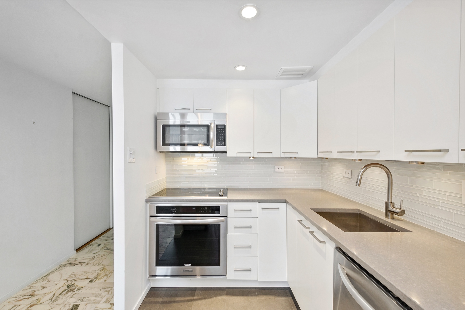 175 East Delaware Place, Unit 5308 Chicago, IL 60611 - Photo 4 of 20