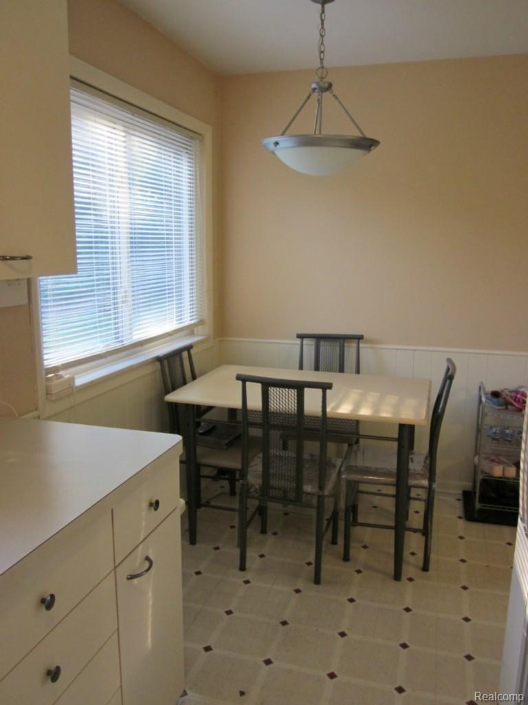 28425 Westerleigh Road Farmington, MI 48334 - Photo 6 of 22 Breakfast Area.jpg