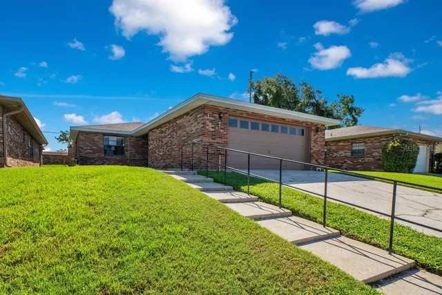 a view of a backyard