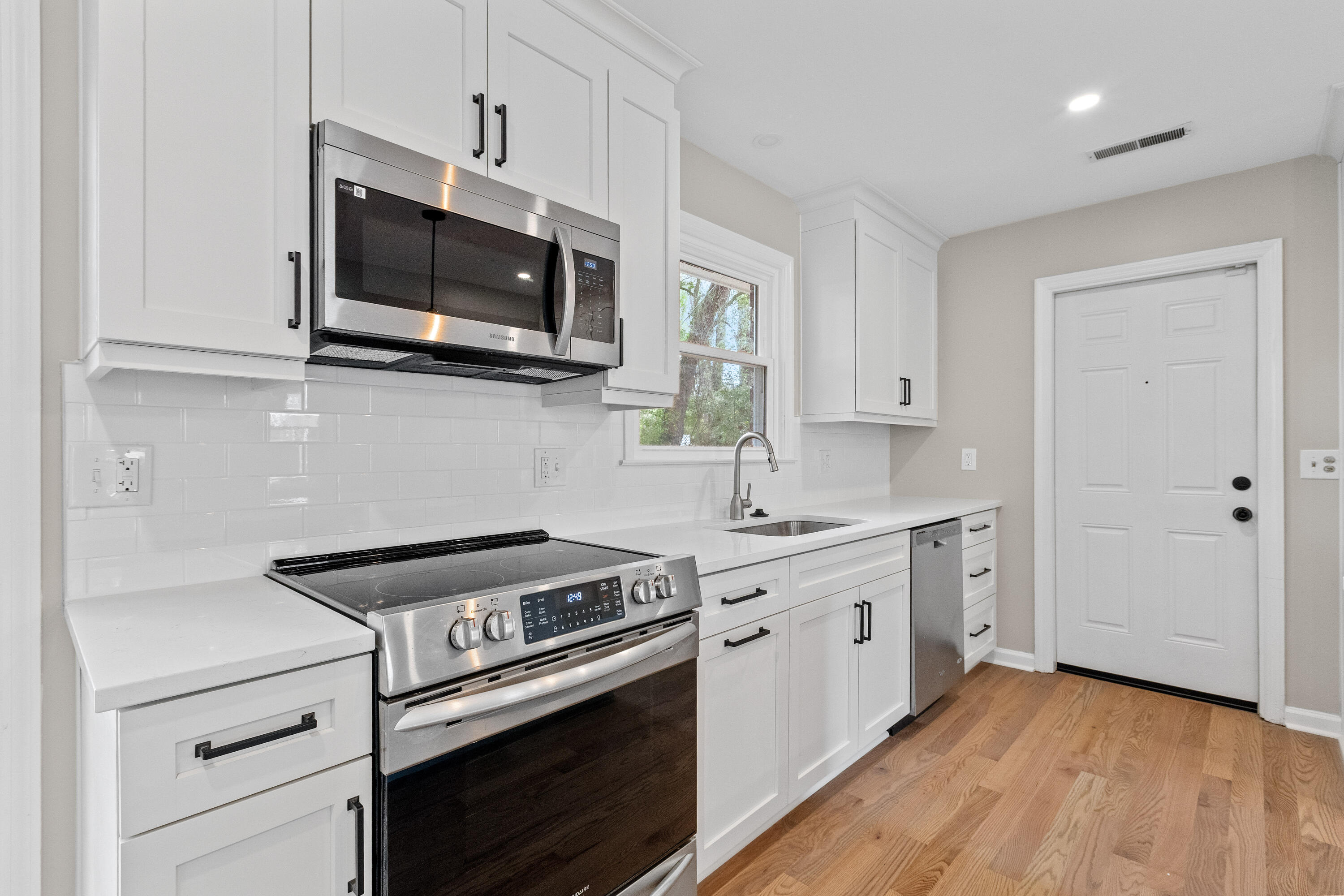1072 Kentwood Circle Charleston, SC 29412 - Photo 6 of 42 1072KentwoodCir-CasaVerdeMediaLLC15