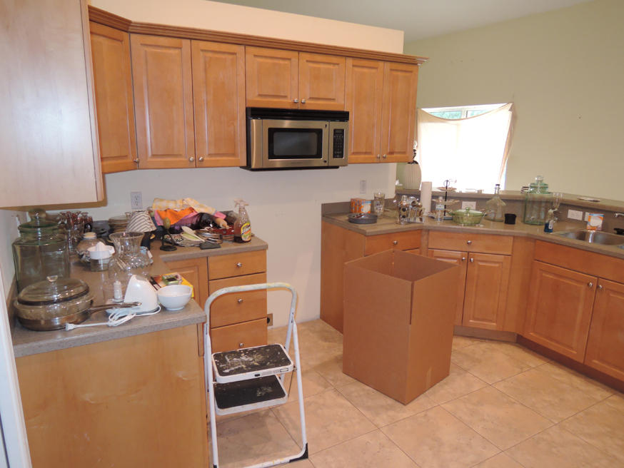 569 Southwest Undallo Road Port St. Lucie, FL 34953 - Photo 4 of 21 Kitchen and Eat at Bar